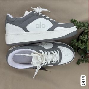 ALO WHITE SNEAKERS GRAY TRIM PLATFORM